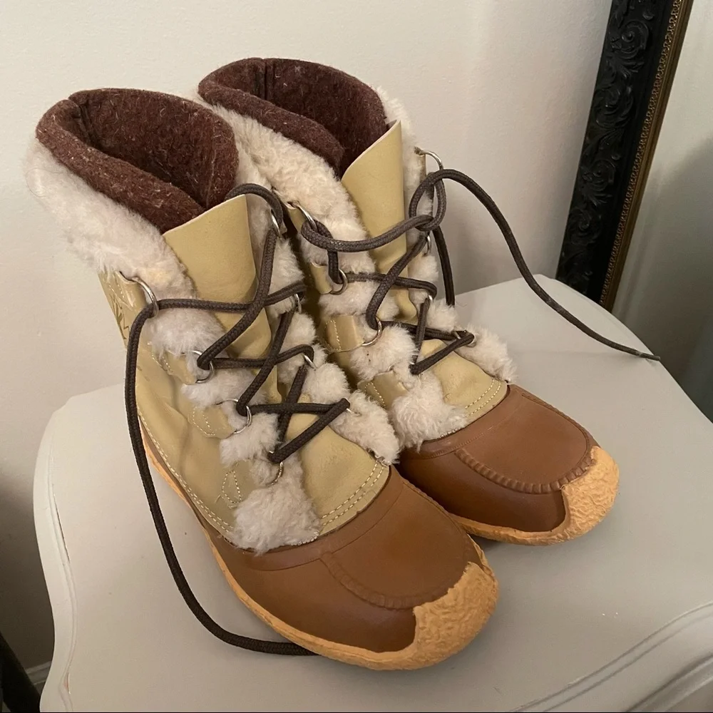 Women's Nanook Sorel Leather Lace Fur Lined Winter Boots Made in Canada Size 9